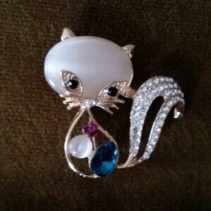 Sassy kitty cat bling costume jewelry  rhinestone medium bro0ch pin